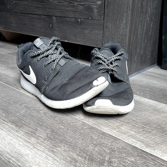 Women’s Nike Roshi Tennis Shoes - Picture 1 of 4